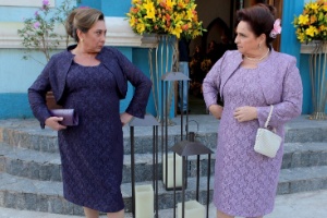As mães dos noivos Nina (Mira Haar) e Florina (Bárbara Brunno) discutem ao notarem que estão com roupas parecidas - Lourival Ribeiro/SBT - Lourival Ribeiro/SBT
