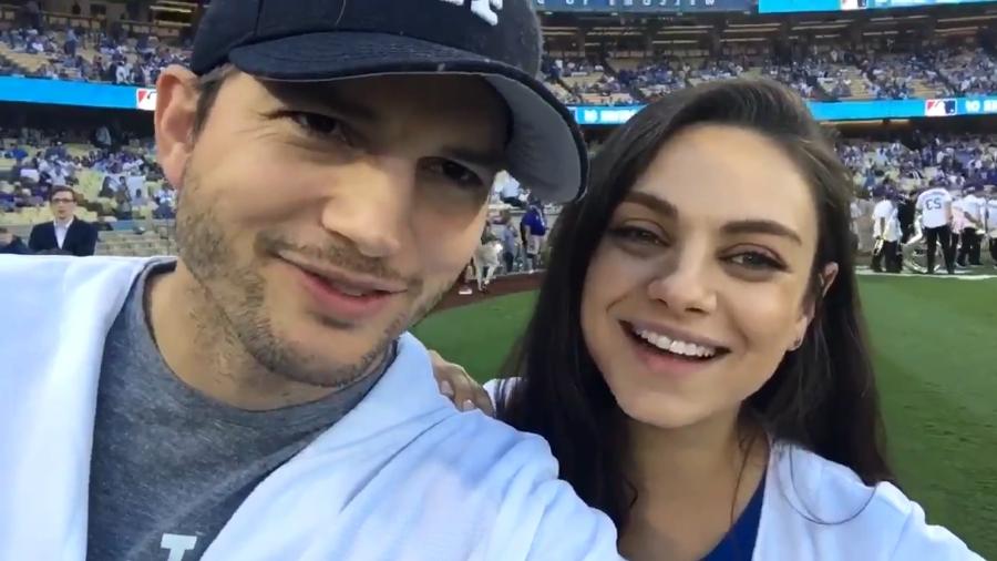 19.out.2016 - Ashton Kutcher e Mila Kunis assistiram juntos ao jogo do Los Angeles Dodgers - Reprodução /Twitter