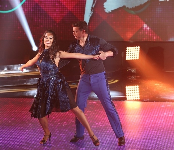 O jogador de vôlei Marcelinho e a professora Yanca Guimarães também apostaram nas acrobacias para fechar bem a coreografia do zouk. A dupla foi bem, mas não passou para semifinal do quadro - Reprodução/Gshow/Carol Carminha