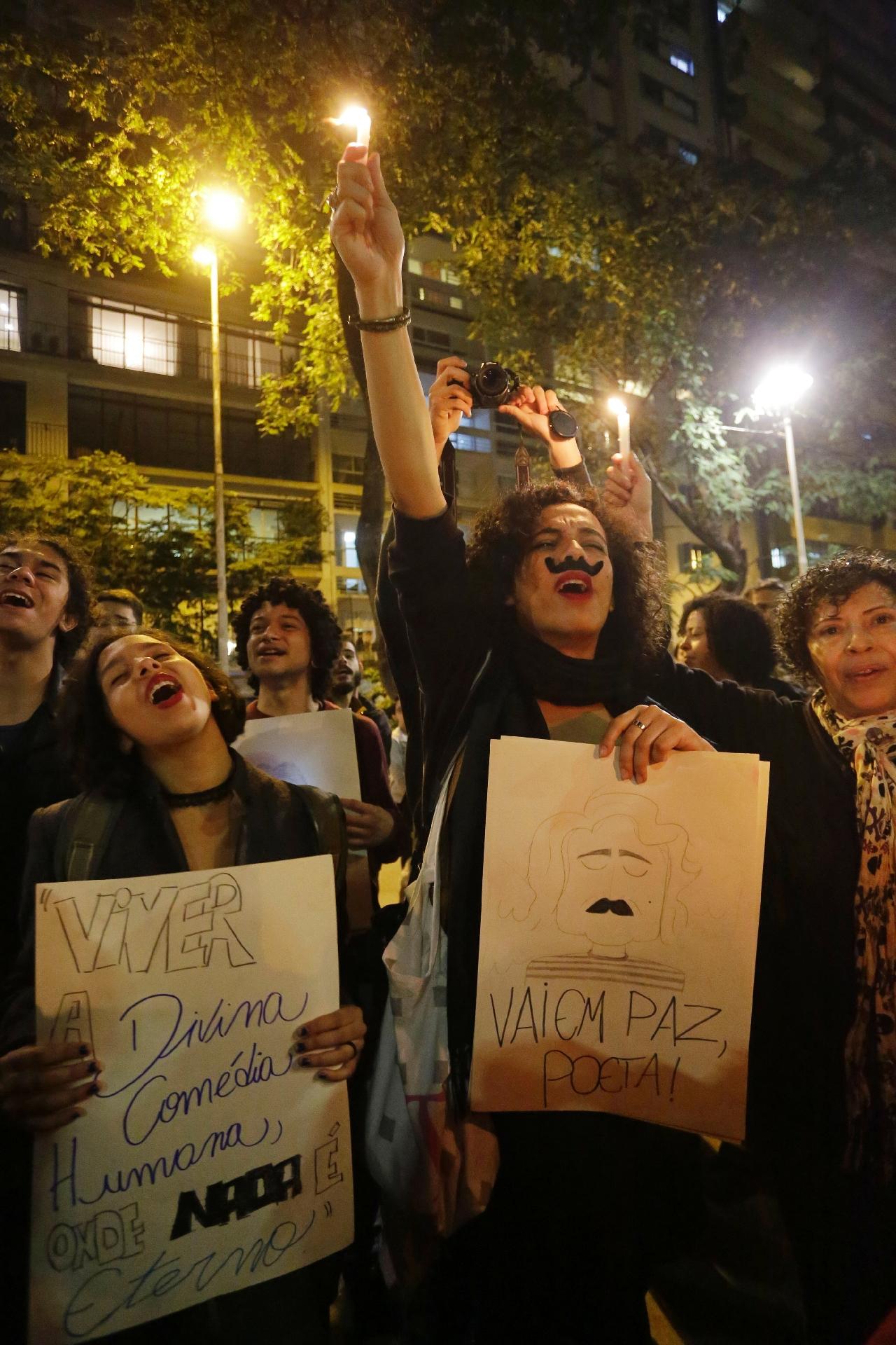 Fãs acendem velas e cantam músicas em memória do cantor cearense Belchior, na Praça Roosevelt, no centro de São Paulo - Nelson Antoine/Estadão Conteúdo