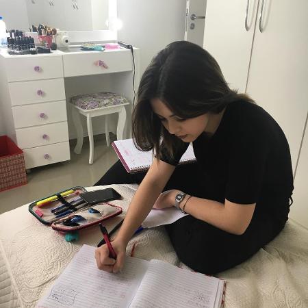 Klara Castanho publica no Instagram fotos de sua rotina intensa nos estudos - Reprodução/Instagram/klarafgcastanho - Reprodução/Instagram/klarafgcastanho