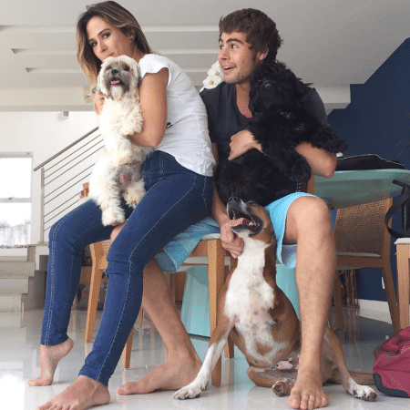 Rafael Vitti e Tatá Werneck juntos dos cães deles - Reprodução/Instagram/rafaavitti