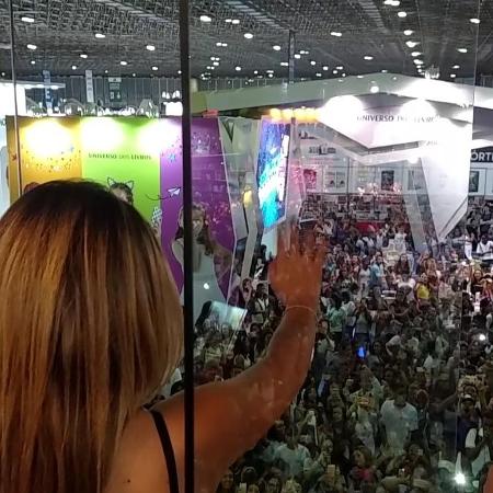 Larissa Manoela acena para centenas de fãs na Bienal do Rio - Marcela Ribeiro/UOL - Marcela Ribeiro/UOL