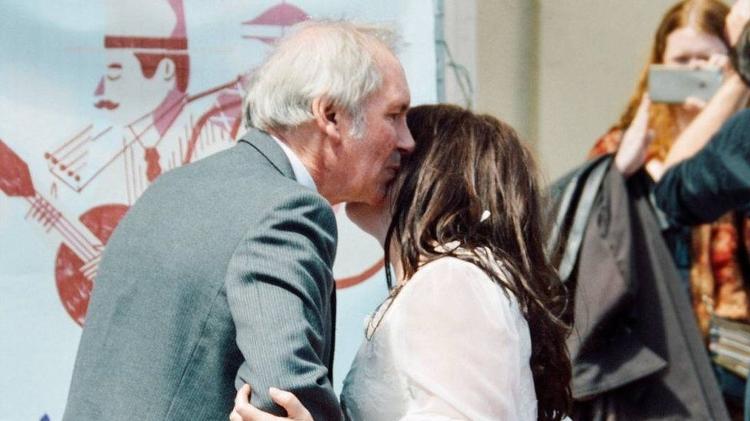 A cerimônia de Sophie Tanner teve até seu pai a conduzindo ao 'altar' - Sophie Tanner - Sophie Tanner