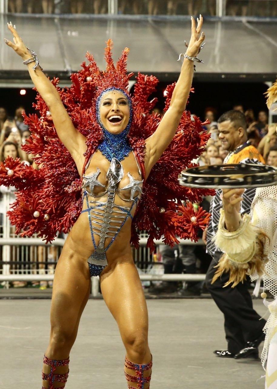 Sabrina Sato desfilou pela Gaviões da Fiel com fantasia inspirada na vida marinha - Agência Brazil News