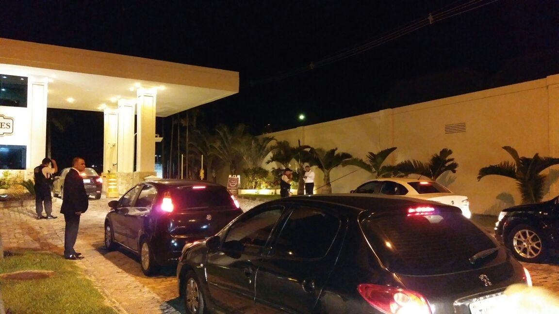 Convidados vão chegando aos poucos à festa de Anitta - Ana Cora Lima/UOL