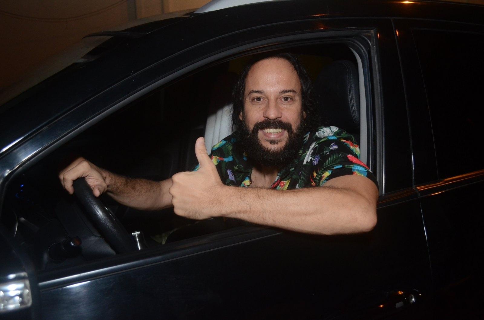 Gabriel, O Pensador concede entrevista na porta do condomínio, onde fica localizada a mansão de Anitta - Webert Belicio/AgNews