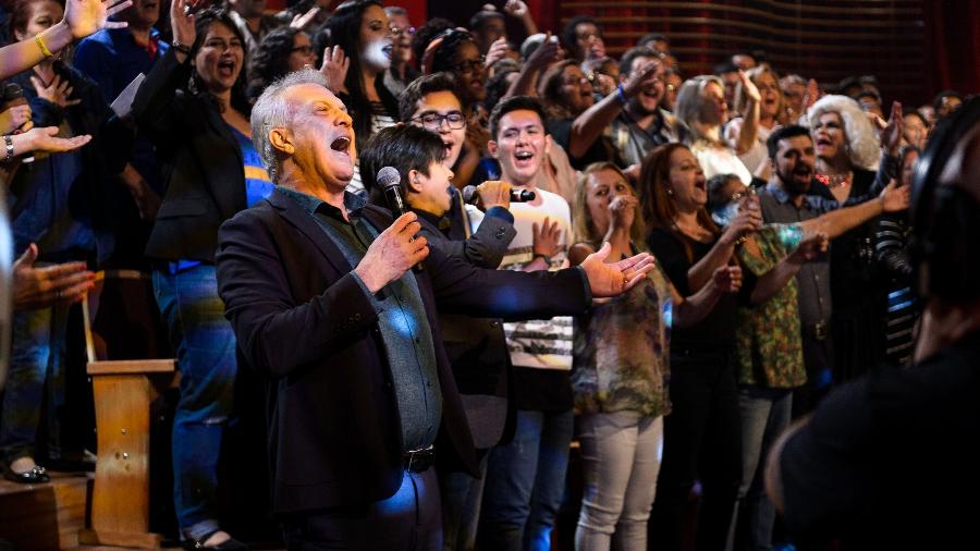 Pedro Bial canta com Chitãozinho & Xororó em seu programa na Globo - Ramon Vasconcelos/TV Globo