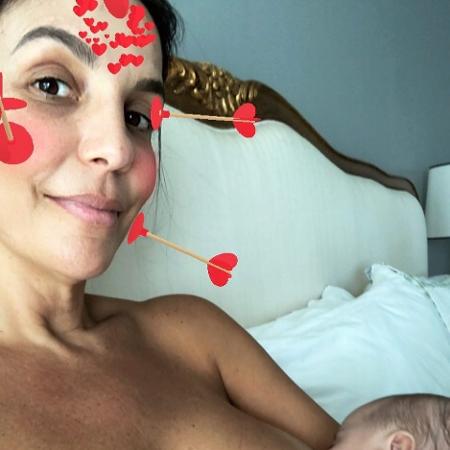 Ivete Sangalo amamenta uma de suas filhas - Reprodução/Instagram