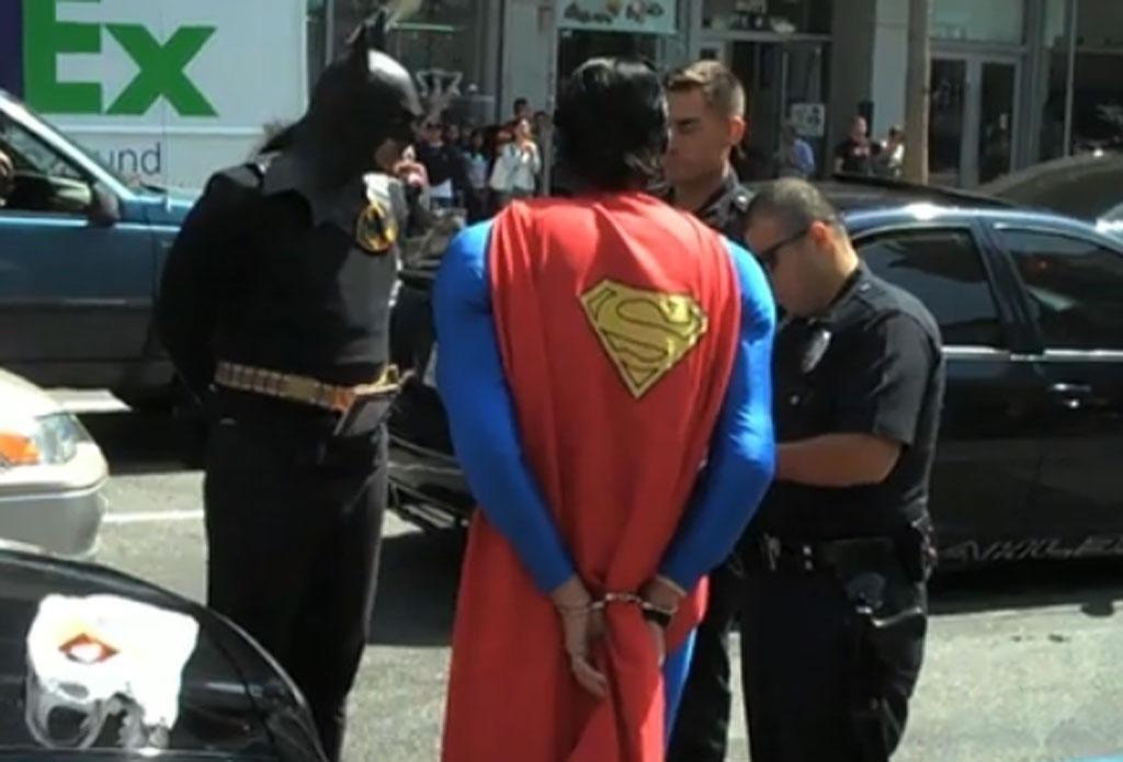 Em 2010, Batman e Super-Homem acabaram presos em Hollywood - Reprodução