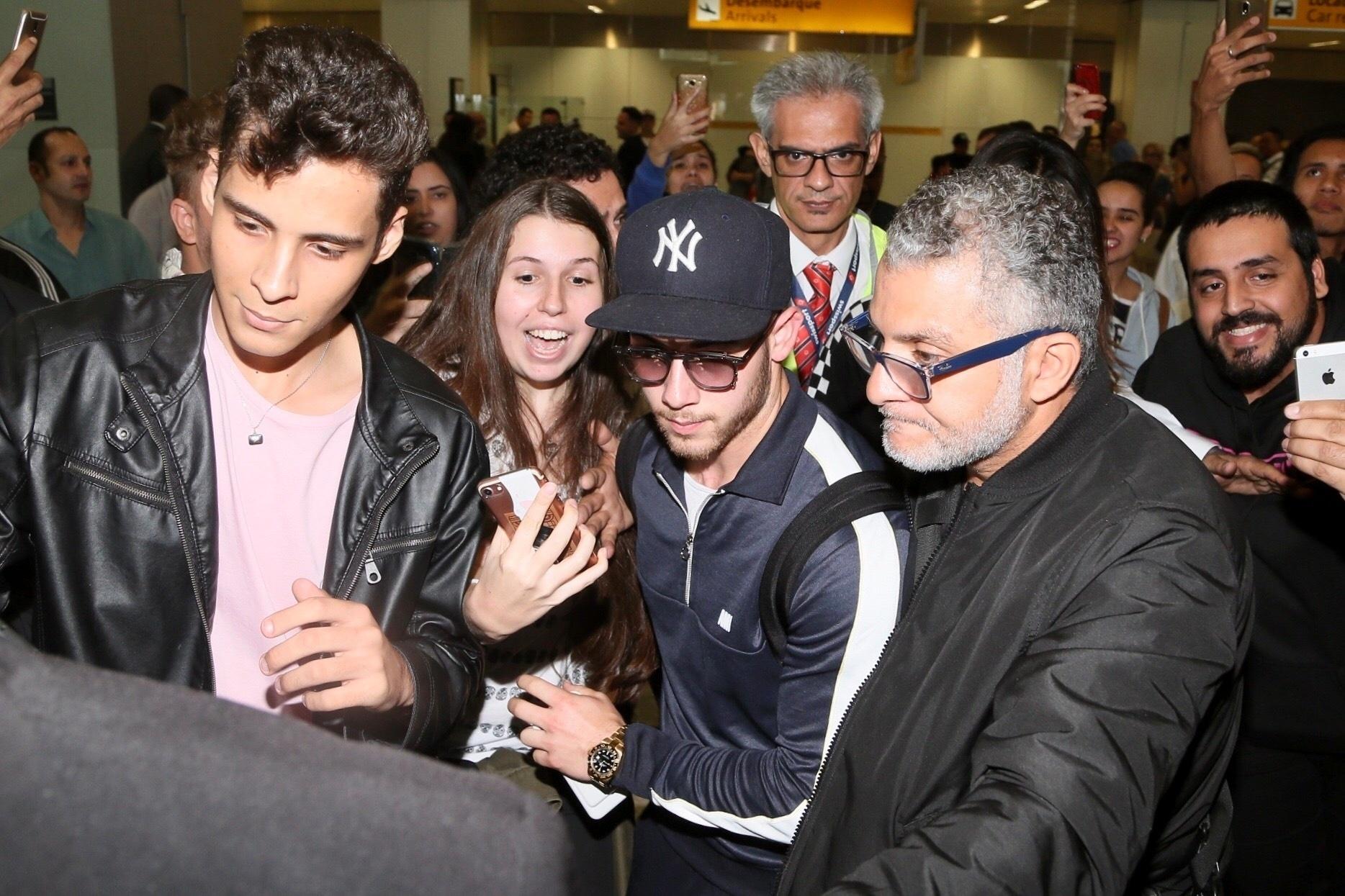 O cantor Nick Jonas, que se apresenta no VillaMix Festival Goiânia no sábado (30), desembarca no aeroporto de Guarulhos acompanhado da namorada, a atriz Pryanka Chopra - Manuela Scarpa/Brazil News