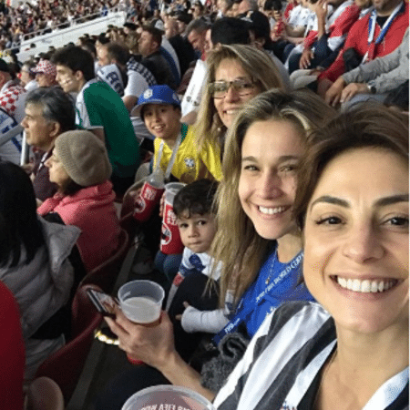 Fernanda Gentil curte jogo da Copa do Mundo com a namorada, a mãe e os filhos - Reprodução/Instagram