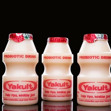 No pequeno frasco do leite fermentado tem a quantidade segura de bactérias para garantir benefícios ao organismo sem causar reações adversas - Getty Images