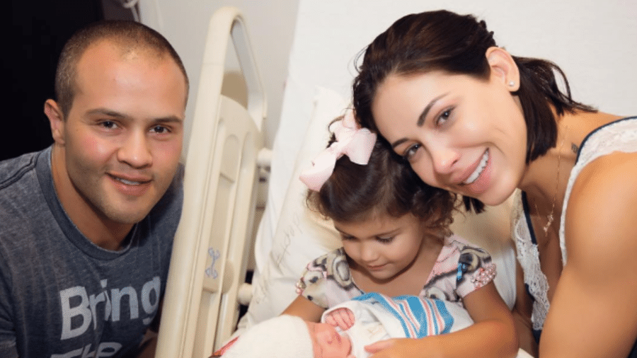 Bella Falconi com as filhas, Victoria e Stella e o marido, Ricardo - Reprodução/Instagram