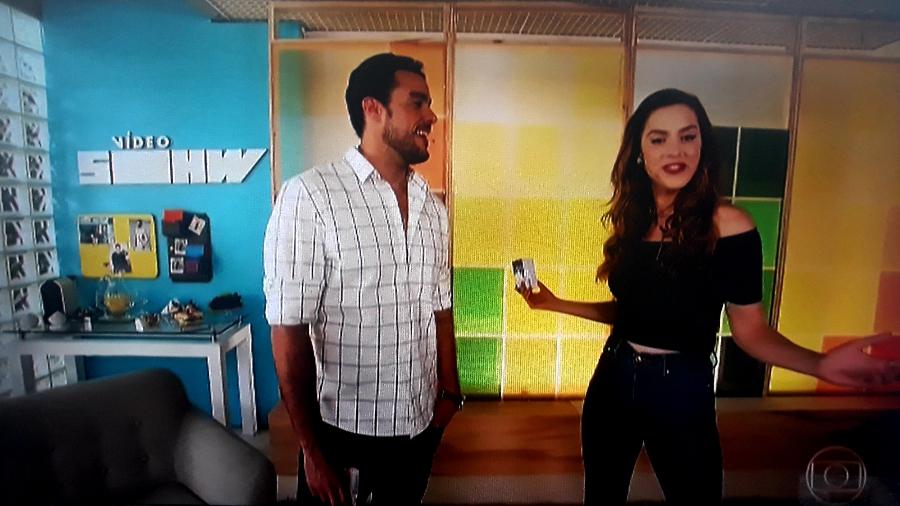 Joaquim Lopes e Sophia Abrahão no "Vídeo Show" (com nome errado no cenário) - Reprodução/TV Globo