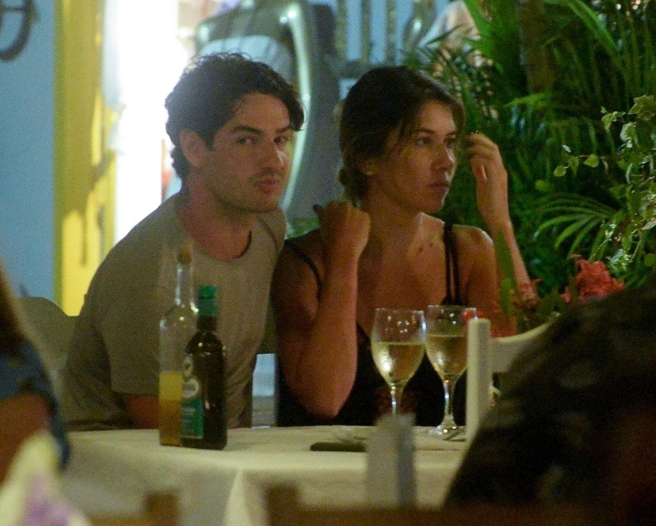 Rebeca Abravanel e Alexandre Pato foram fotografados juntinhos em Trancoso - Francisco Cepeda/AgNews