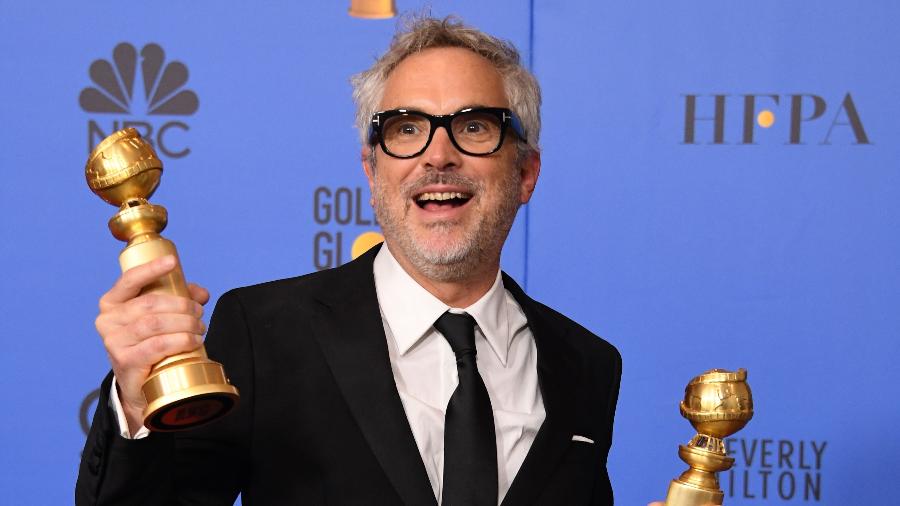 Alfonso Cuaron posa com seus Globos de Ouro - Mark Ralston/AFP