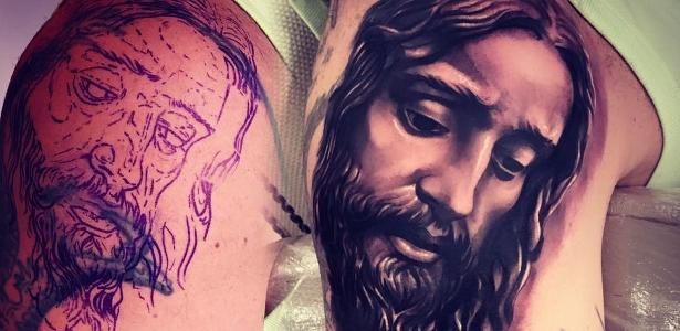 Featured image of post Tattoo Jesus Cristo No Ombro Uma das tattoos religiosas mais populares e com lindo significado a tatuagem de jesus cristo tem feito cada vez mais sucesso