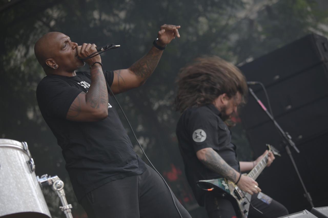 Sepultura durante seu show na Virada Cultural, na manhã deste domingo, em São Paulo - Diego Padgurschi / UOL