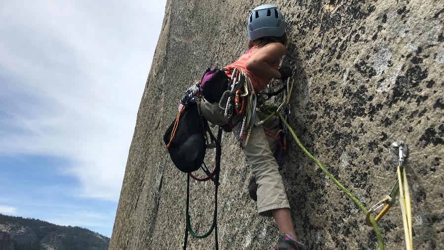 Selah Schneiter, 10, escala rota em El Capitan, no Parque Yosemite - Reuters