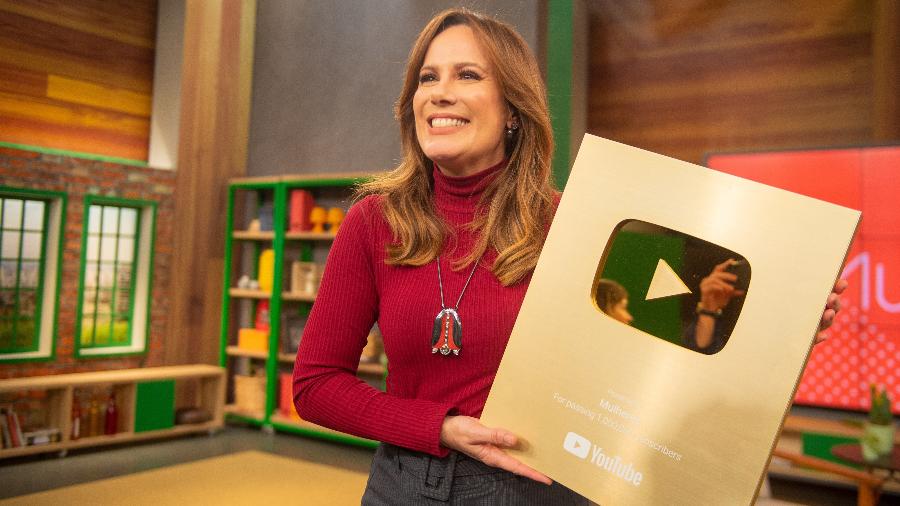 Regina Volpato, apresentadora do "Mulheres", com a placa comemorativo de um milhão de inscritos - Mariana Cavalcanti