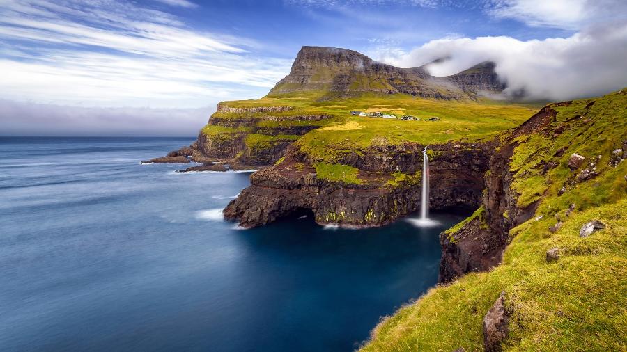 Parte das Ilhas Faroë, o vilarejo de Gásadalur faz parte de um cenário digno de um quadro  - Sorstrommen/Getty Images/iStockphoto