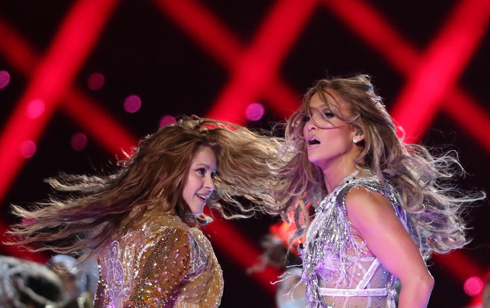 J. Lo no pole dance e Shakira baterista: o show do intervalo do Super