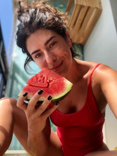 Fernanda Paes Leme toma sol enquanto come melancia - REPRODUÇÃO/INSTAGRAM