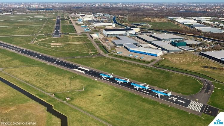 Aviões da KLM parados no aeroporto de Amsterdã - Divulgação