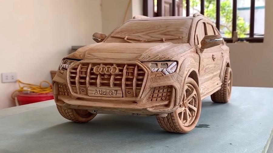 Audi Q7 2021 é esculpido em madeira - Reprodução