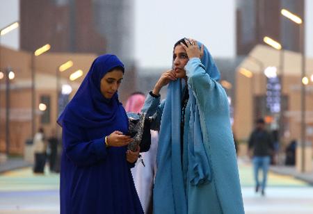 Mulheres em parque temático de Diriyah, cidade próxima a Riad, na Arábia Saudita - Valery Sharifulin\TASS via Getty Images - Valery Sharifulin\TASS via Getty Images
