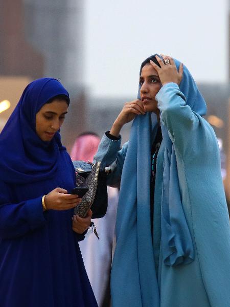 Mulheres em parque temático de Diriyah, cidade próxima a Riad, na Arábia Saudita