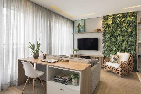 Neste loft de 40m² projetado pelo Meet Arquitetura, mais um home office integrado com os demais ambientes. Para não prejudicar a atmosfera gostosa do apto, a parte interna da mesa de trabalho conta com nichos e gavetas para que a moradora possa guardar seus itens pessoais e deixá-los fora de vista quando o expediente acabar  - Henrique Ribeiro - Henrique Ribeiro