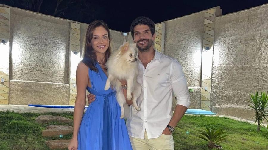 Ana Lúcia, Lucas Fernandes e a cachorrinha do casal, Sushi - Reprodução/Instagram