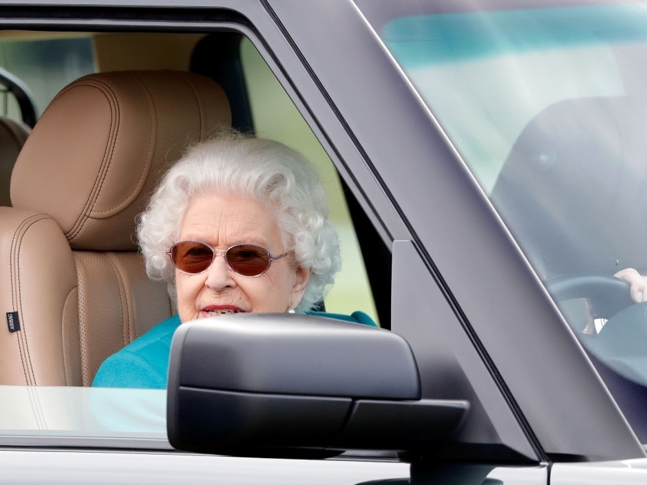 Rainha Elizabeth 2ª dirigiu carros por décadas, mas nunca teve habilitação