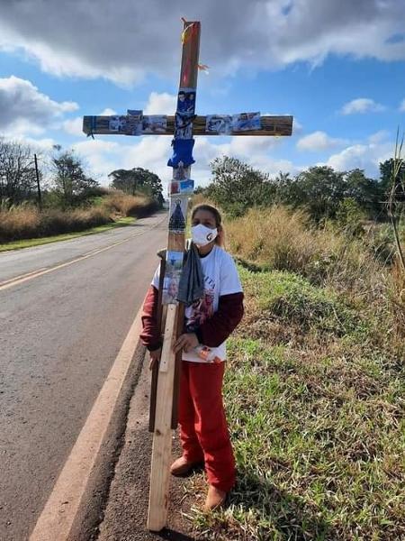 Neide Aparecida da Silva com a cruz que pesa 42 kg - Arquivo pessoal