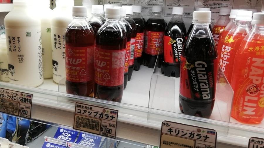 Algumas marcas de guaraná são vendidas em Tóquio, nas lojas de produtos típicos de Hokkaido - Fátima Kamata