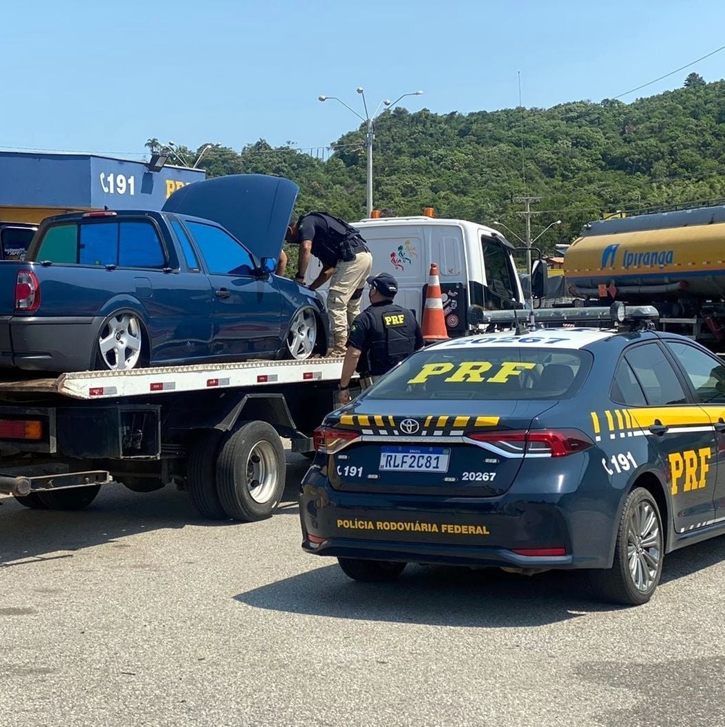 Caminhoneiro famoso rifa caminhão arqueado com 17 multas e 87