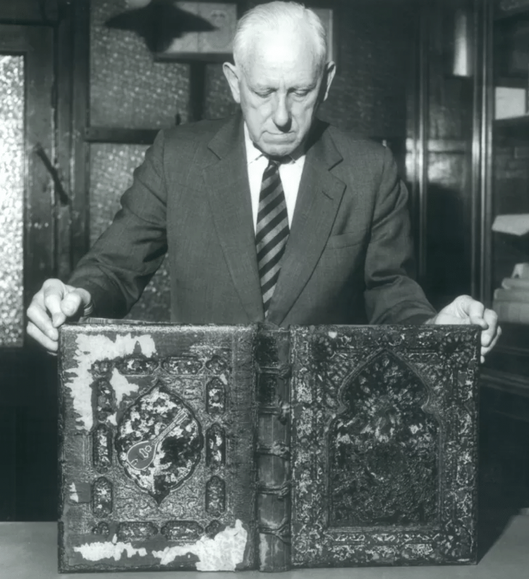 Stanley Bray segurando os restos do segundo Grande Omar, que foi gravemente danificado na Blitz alemã - Shepherds, Sangorski & Sutcliffe - Shepherds, Sangorski & Sutcliffe