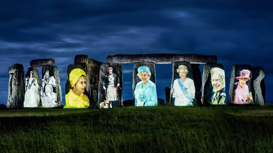 Fotos da rainha ao longo dos seus 70 anos no trono foram projetadas no monumento pré-histórico - Reprodução/Twitter EH_Stonehenge