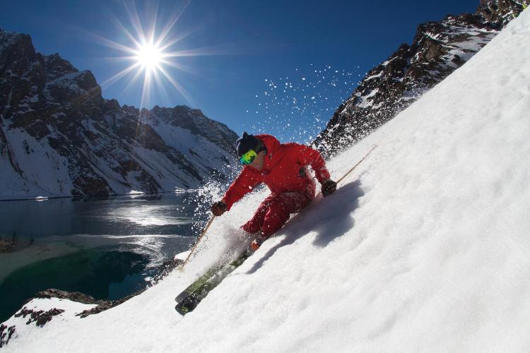 Esquiador pratica o esporte com a Laguna del Inca como cenário - Divulgação - Divulgação