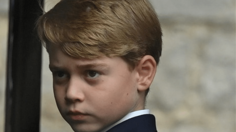 Na foto, príncipe George foi visto chegando à Capela de São Jorge - Reuters