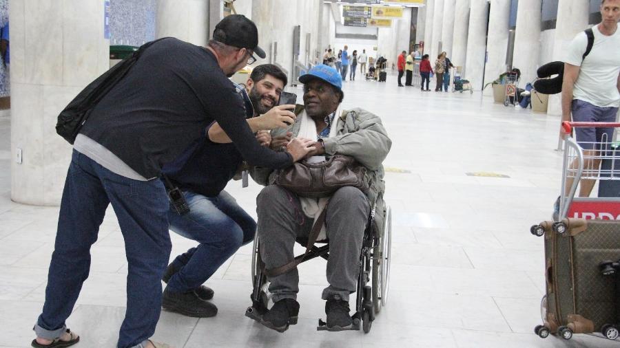 Tony Tornado recebe o carinho dos fãs em aeroporto no Rio de Janeiro - Gabriel Rangel/Ag News