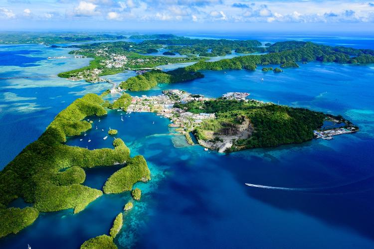 Vista de Palau, ilha Malakal e Koror, nos Estados Federados da Micronésia