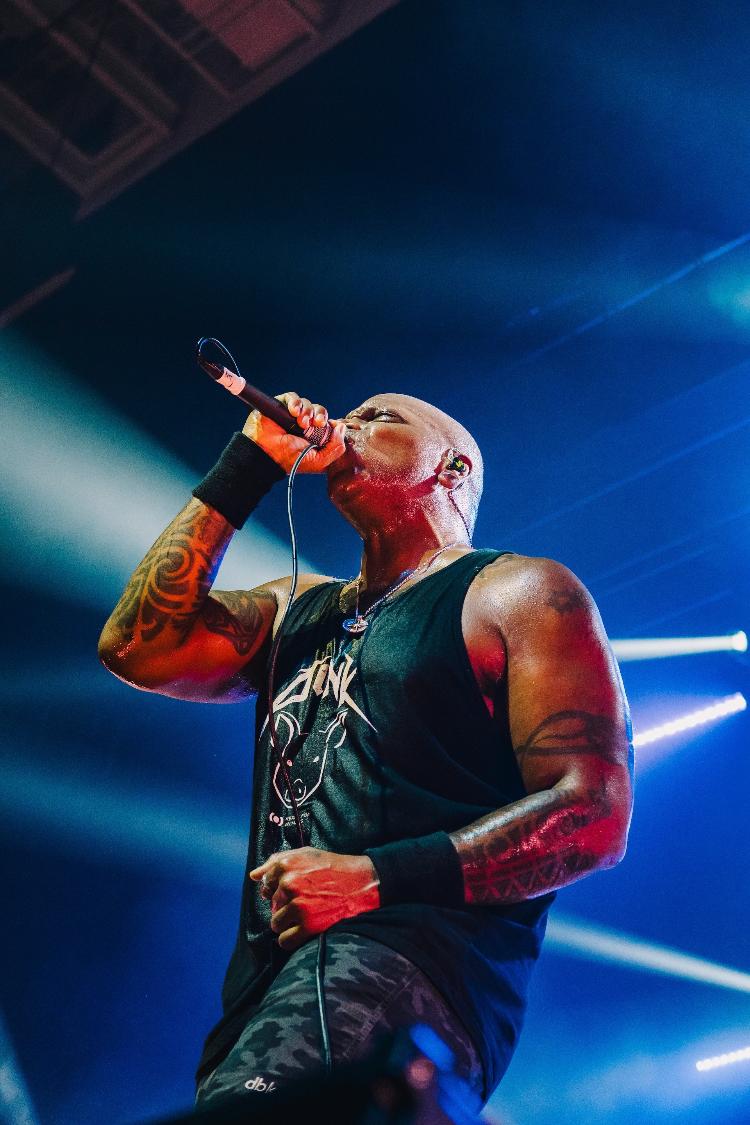 O vocalista Derrick Green na apresentação do Sepultura, em Belo Horizonte