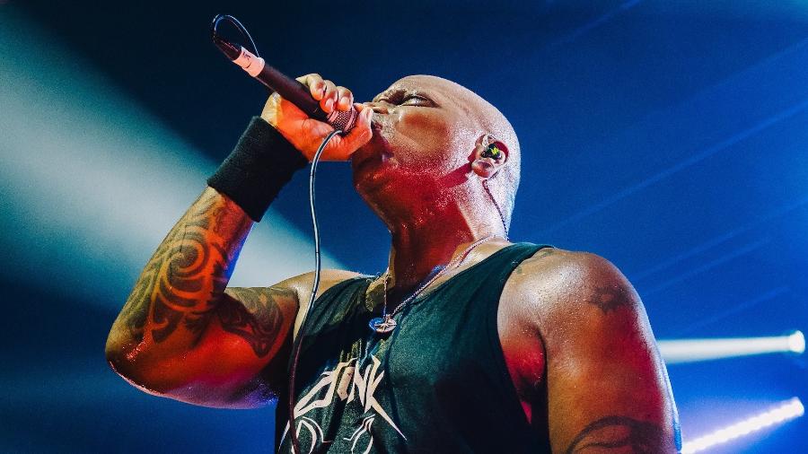 Derrick Green em apresentação do Sepultura em Belo Horizonte; banda anunciou novas datas da turnê