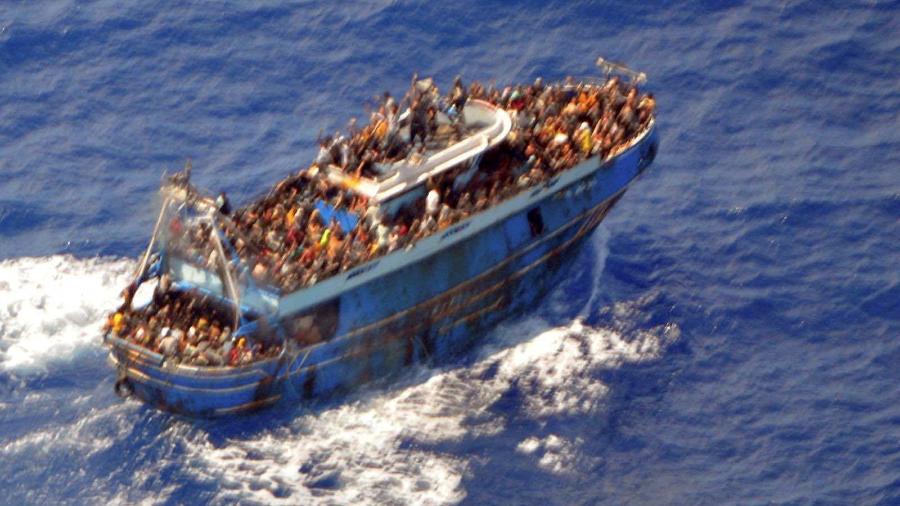 Barco lotado de imigrantes na costa grega. Naufrágio matou mais de 500 pessoas