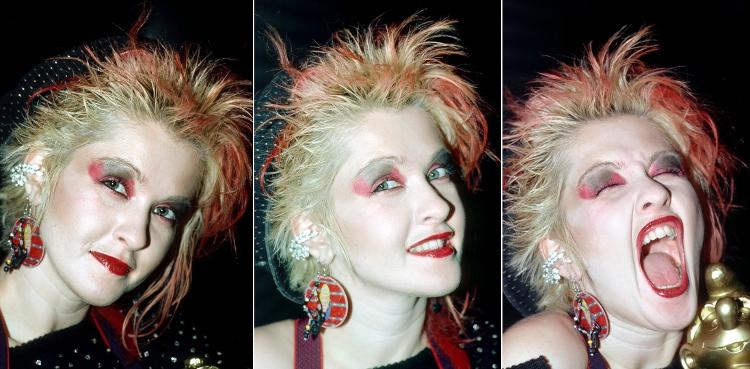 Cyndi Lauper faz caras e bocas para fotógrafo em 1984, em um de seus momentos de maior sucesso