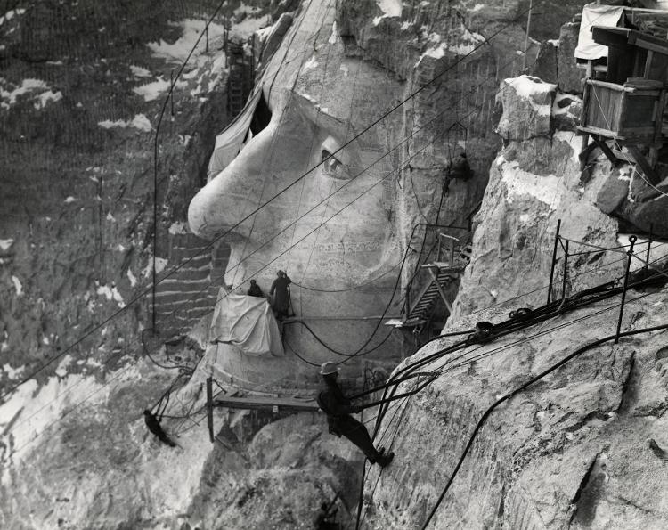 Trabalhos na cabeça de Lincoln, um dos quatro presidentes retratados no Monte Rushmore, nos anos 40