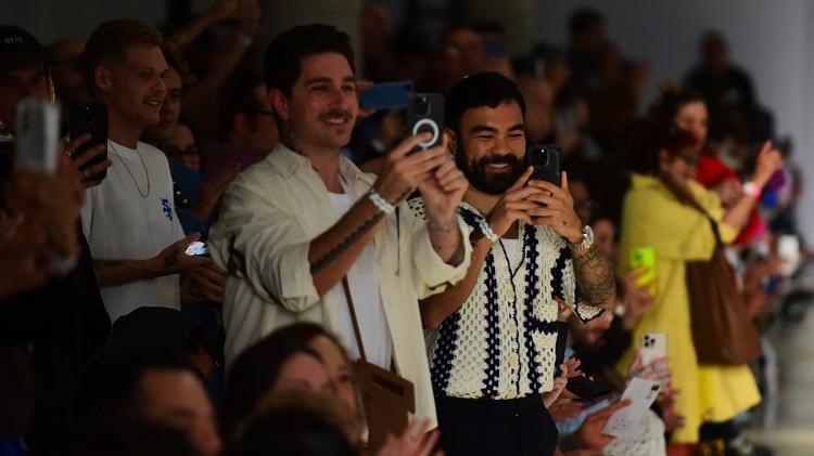 Mauricio de Sousa é aplaudido pelo filho, Mauro Sousa, e o genro, Rafael Piccin, em desfile do SPFW